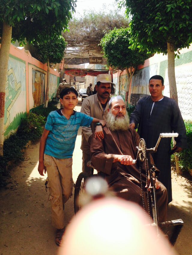 الشرطة تساعد مسنين للادلاء بأصواتهم (1)