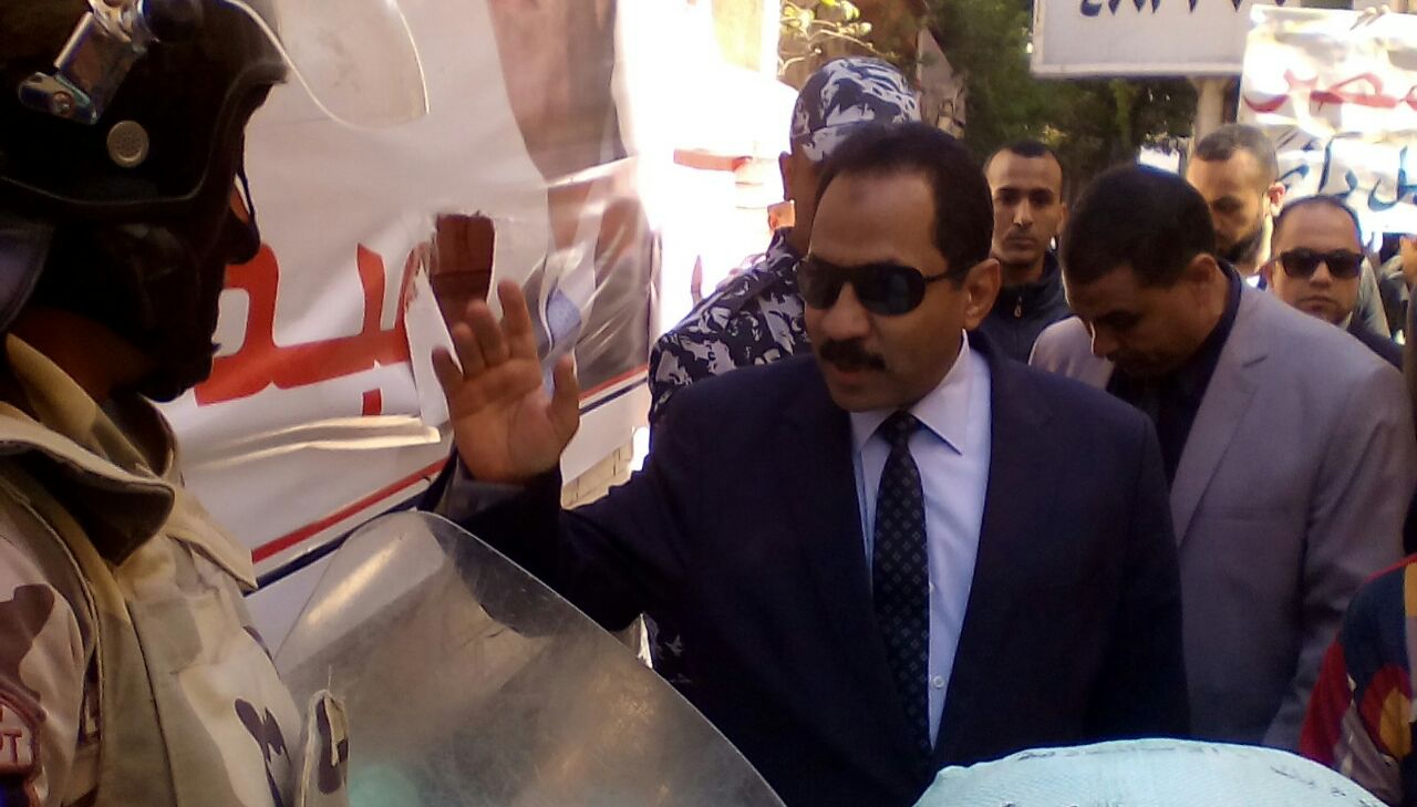 مدير أمن الإسكندرية يتفقد اللجان الانتخابية سيراً على الأقدام فى مكان محاولة اغتياله (1)