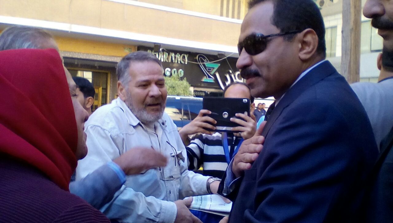 مدير أمن الإسكندرية يتفقد اللجان الانتخابية سيراً على الأقدام فى مكان محاولة اغتياله (4)