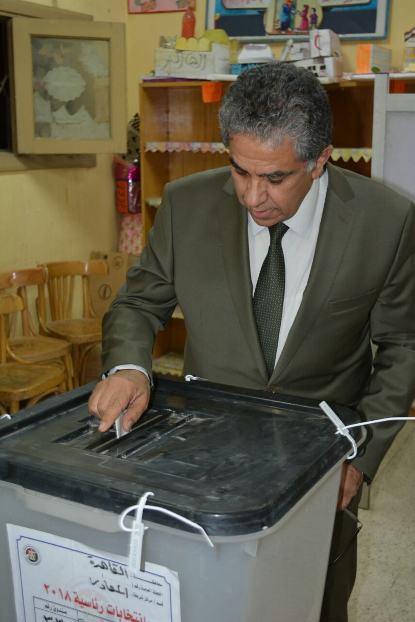 وزير البيئة خلال مشاركته فى انتخابات الرئاسة (2)