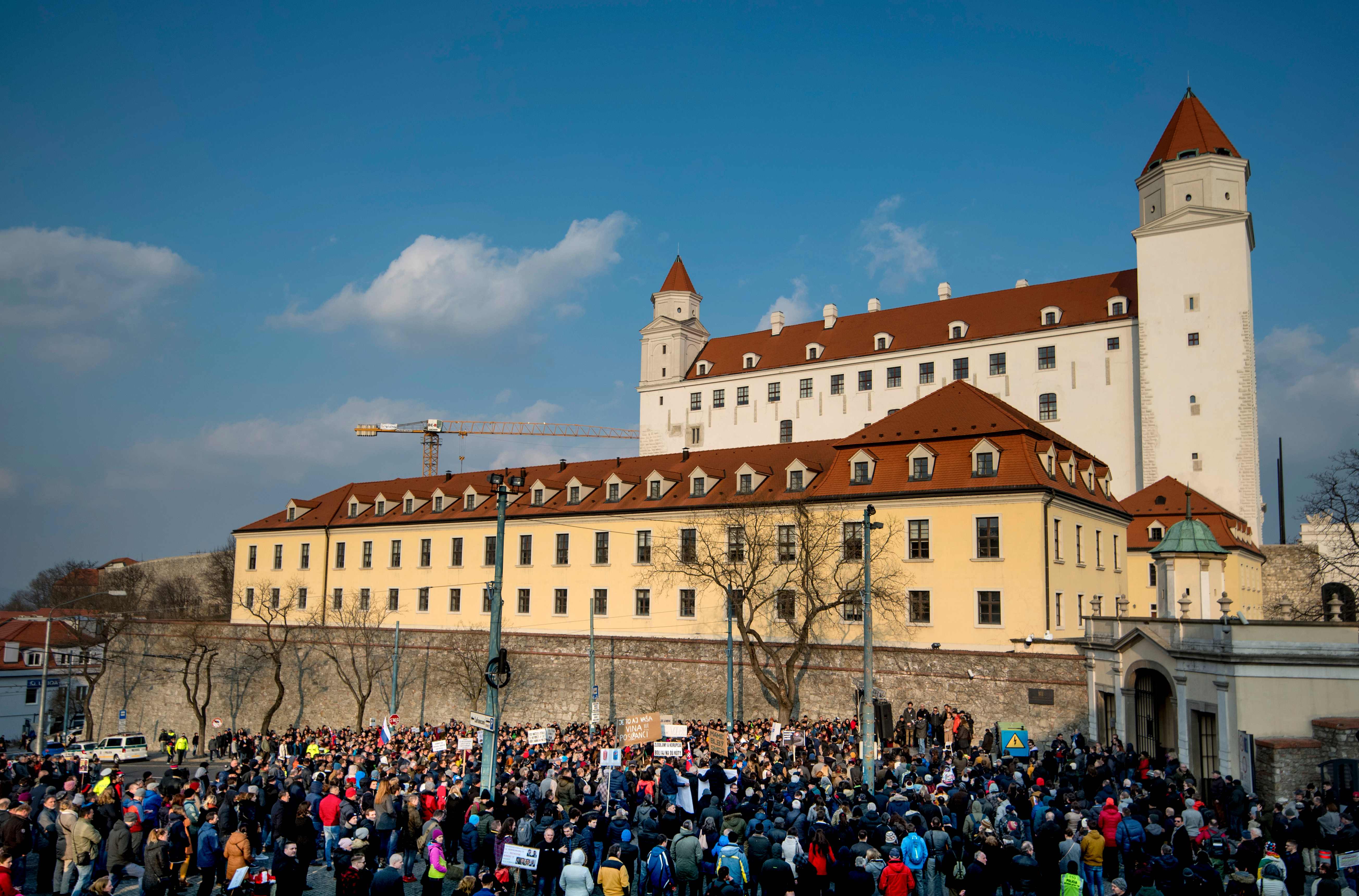 الآلاف يتظاهرون أمام مبنى البرلمان فى سلوفاكيا