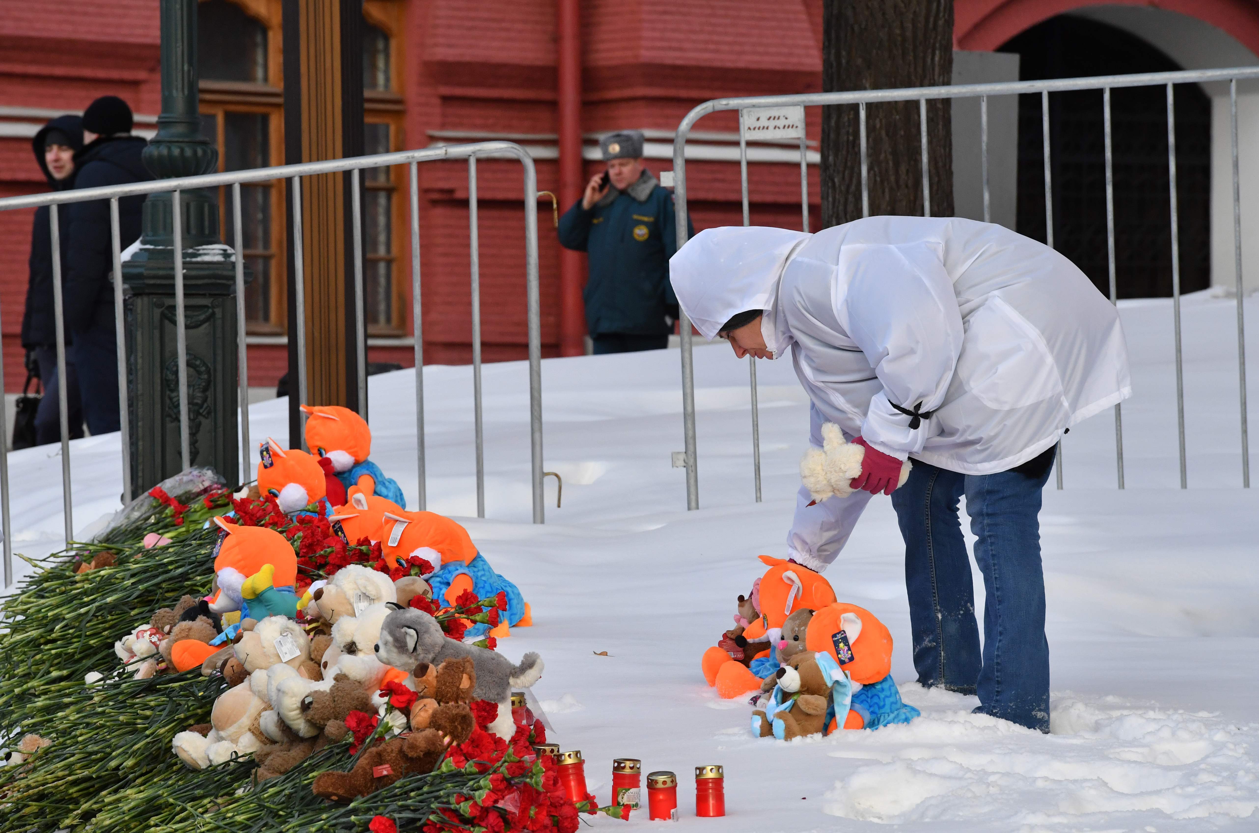 أحد المواطنين يضع الورود تأبينا للضحايا