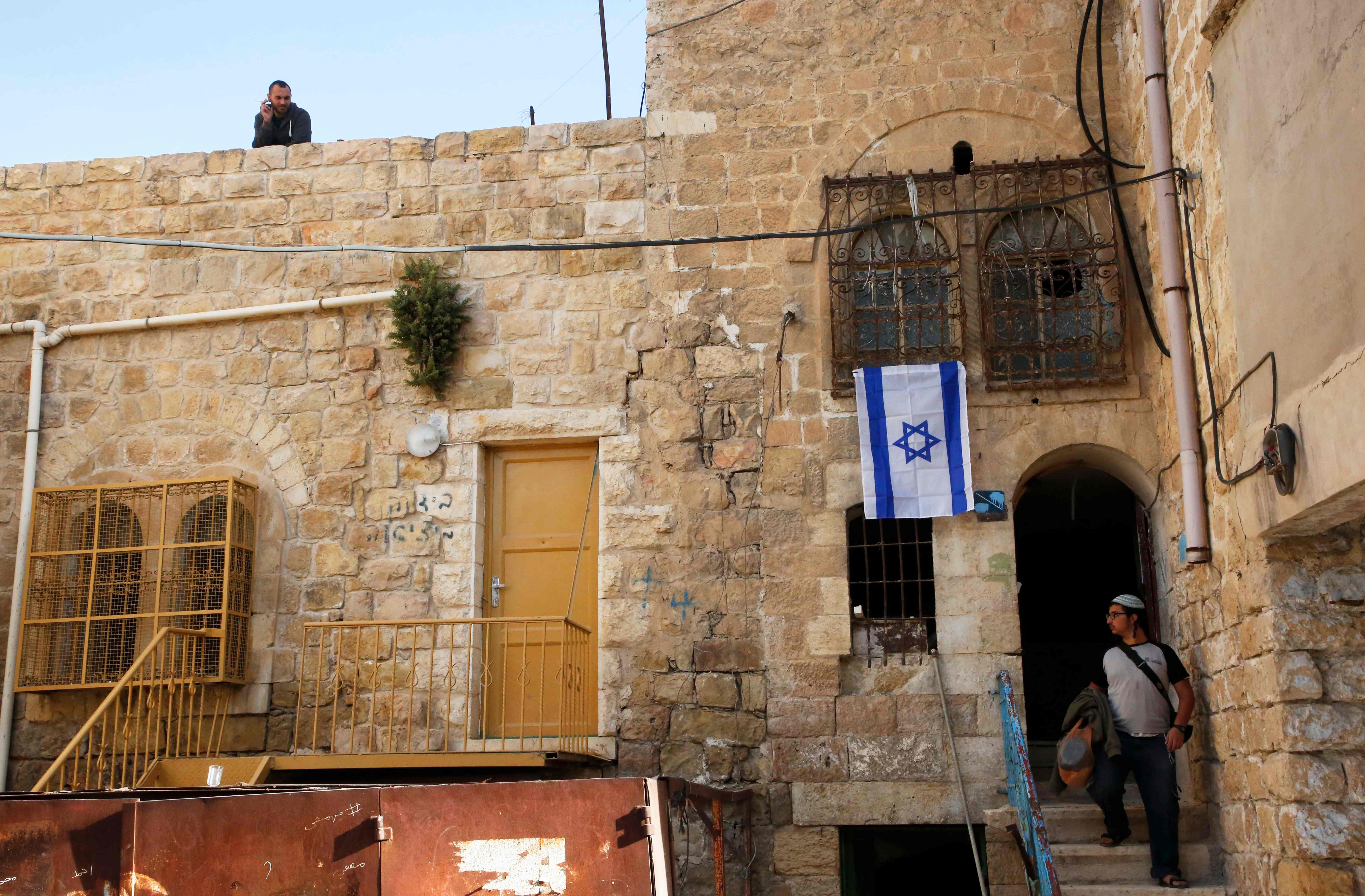 صور عائلة إسرائيلية تحتل منزل فلسطينى بالضفة الغربية (5)