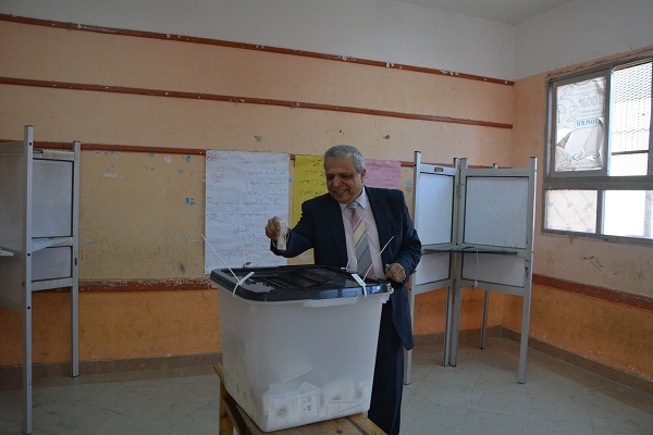 نائب رئيس جامعة الفيوم يدلى بصوته