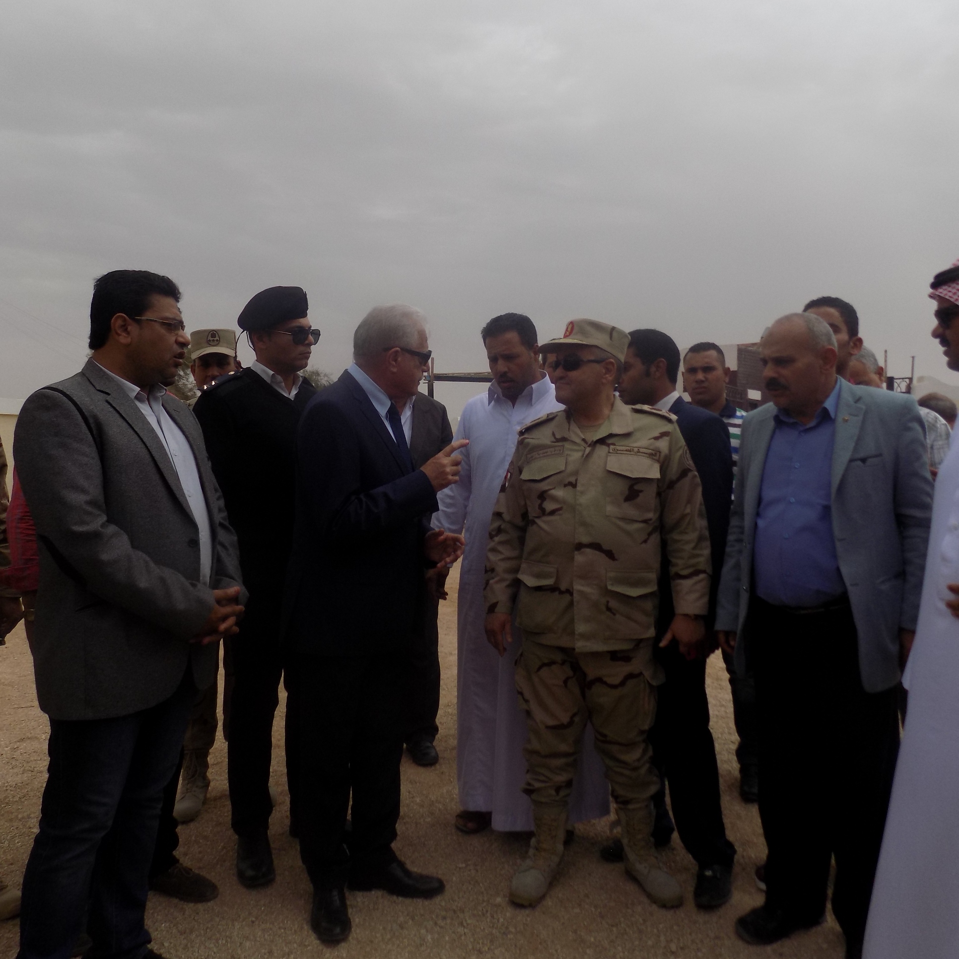 محافظ جنوب سيناء ونائب الجيش الثالث الميدانى يتفقدان لجان الطور  (2)
