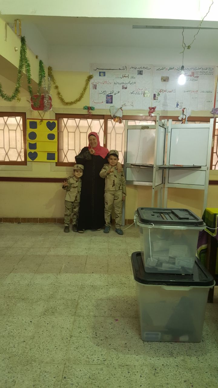 أطفال يشاركون ذويهم فى الانتخابات بالزى العسكرى  (13)