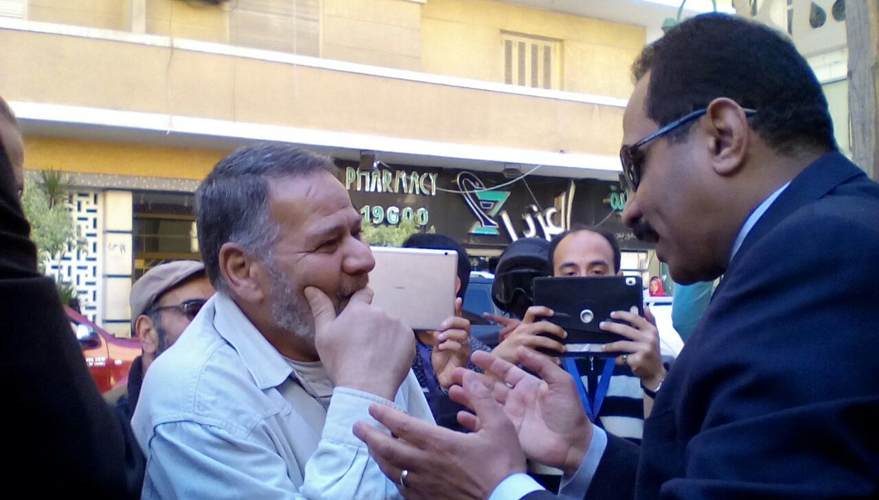 مدير أمن الإسكندرية يتفقد اللجان الانتخابية سيراً على الأقدام فى مكان محاولة اغتياله (3)