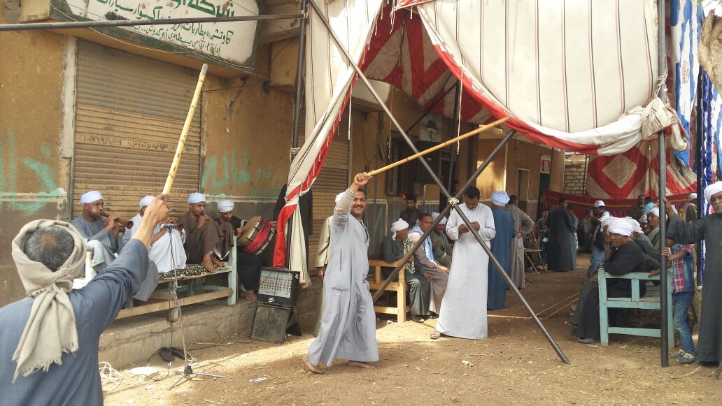    الناخبين يدخلون في وصلات تحطيب بمدينة اسنا