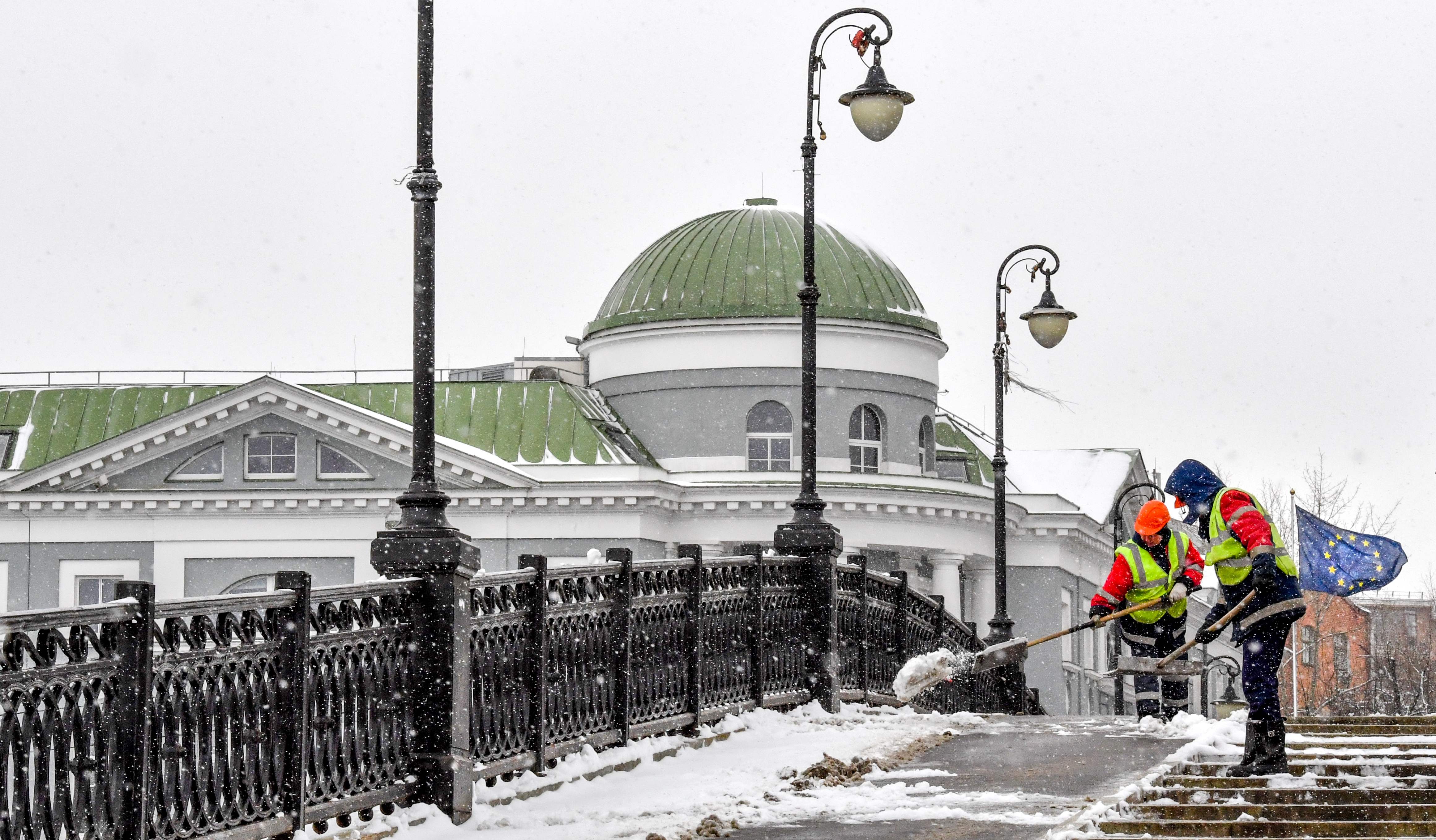 إزالة الثلوج فى محيط مكتب تمثيلى للاتحاد الأوروبى بموسكو