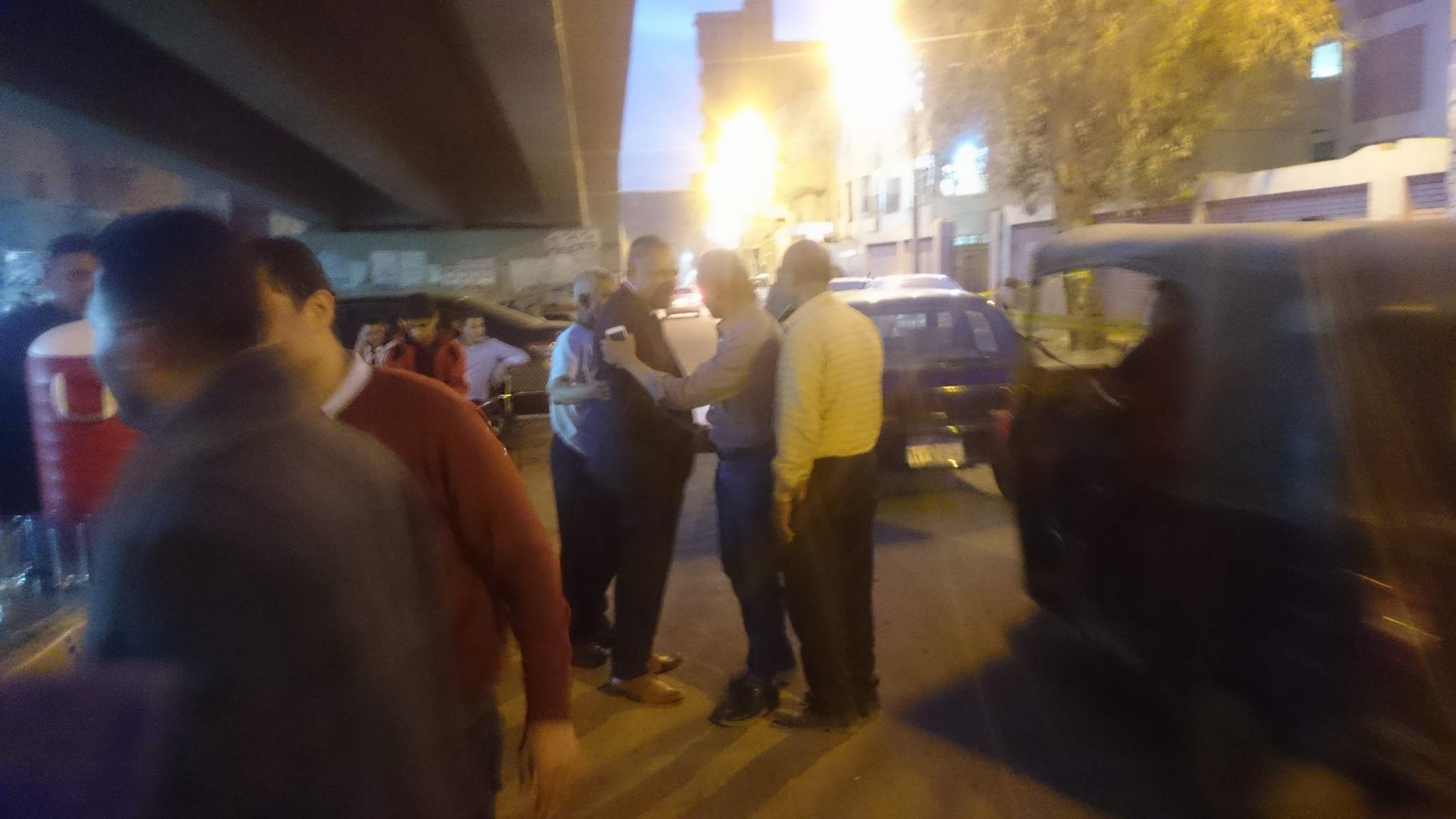 النائب صبحي الدالي يتحدث مع المواطنين امام احدي لجان البدرشين