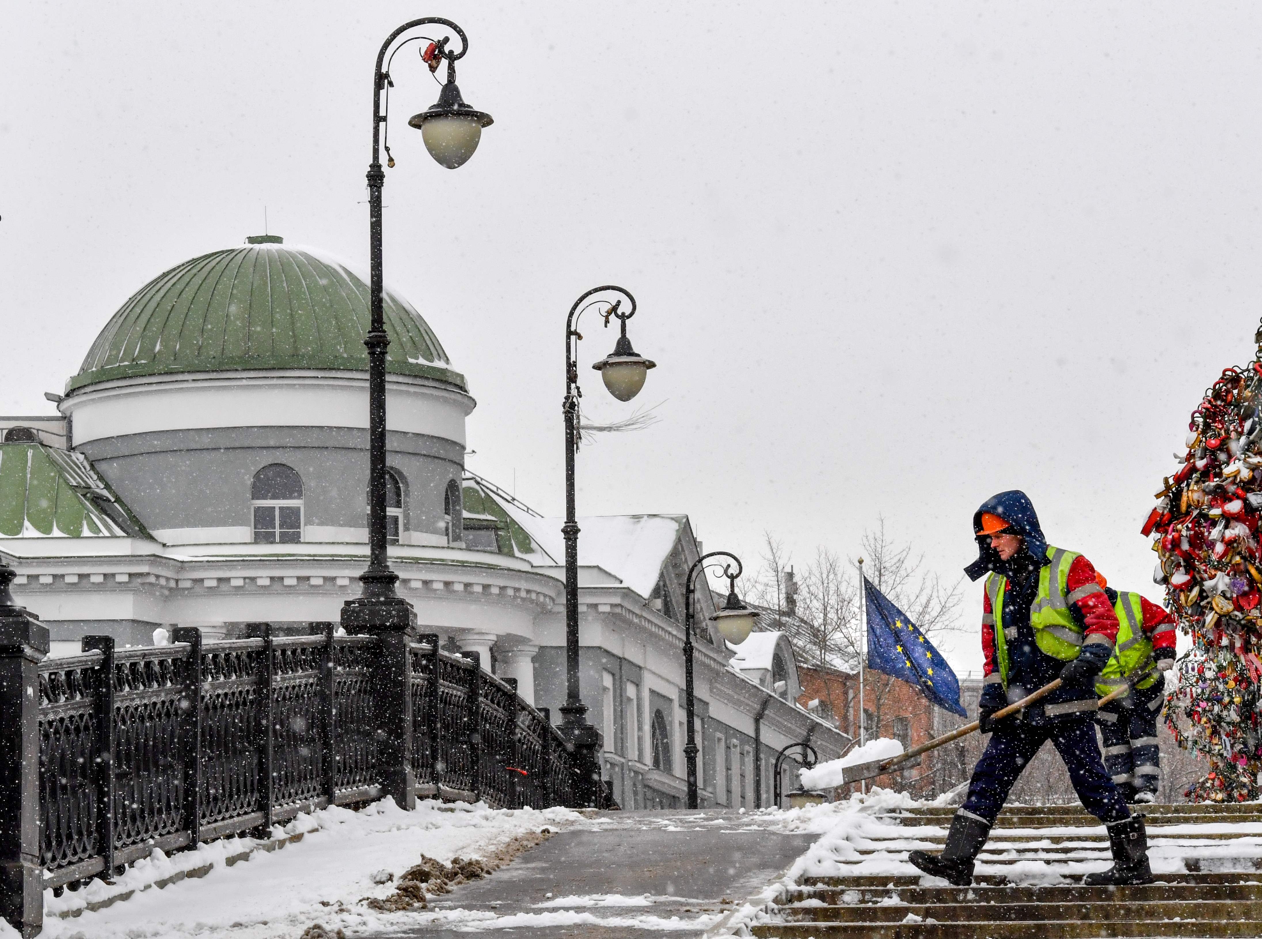 جانب من إزالة الثلوج فى محيط مكتب تمثيلى للاتحاد الأوروبى بموسكو