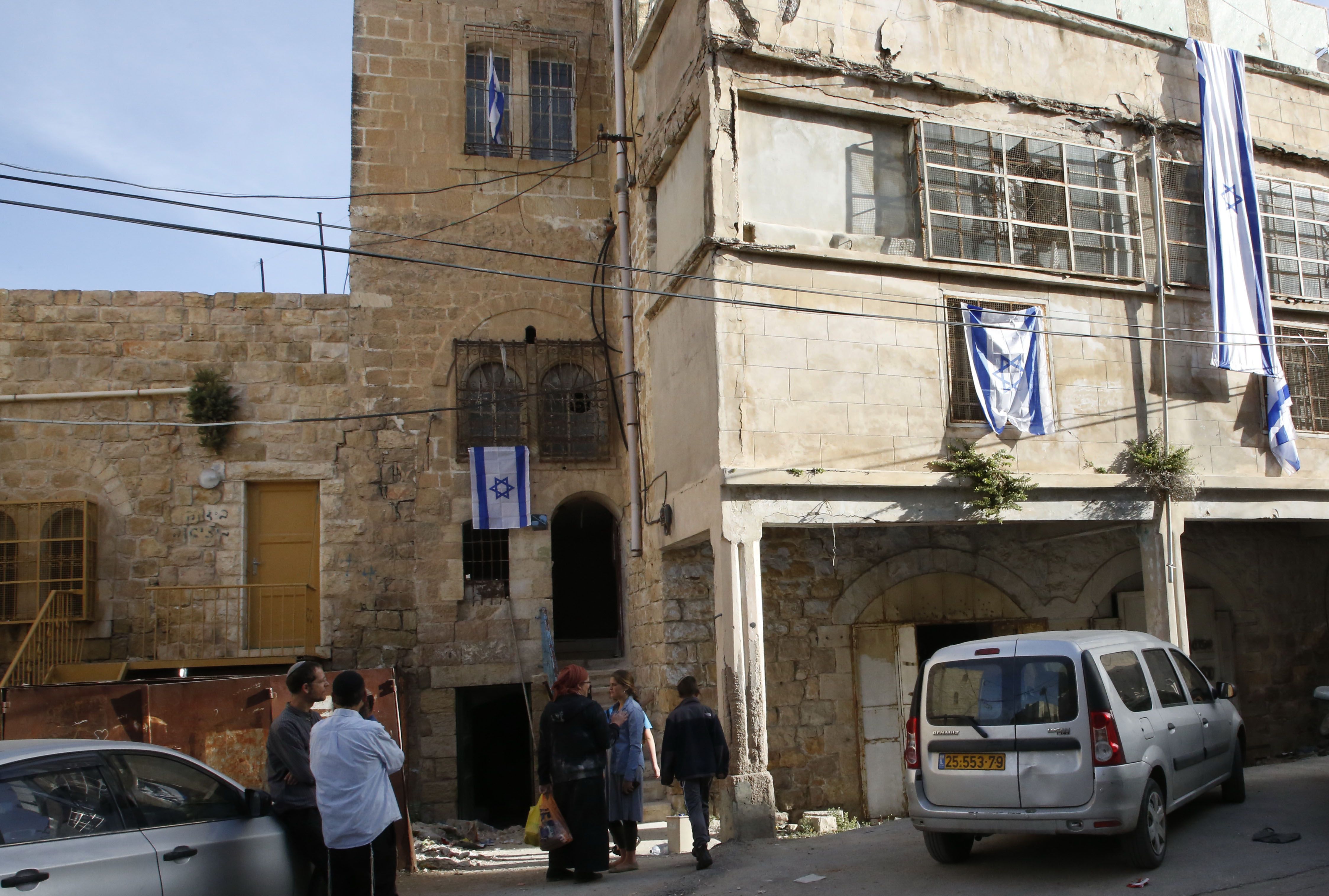 صور عائلة إسرائيلية تحتل منزل فلسطينى بالضفة الغربية (2)