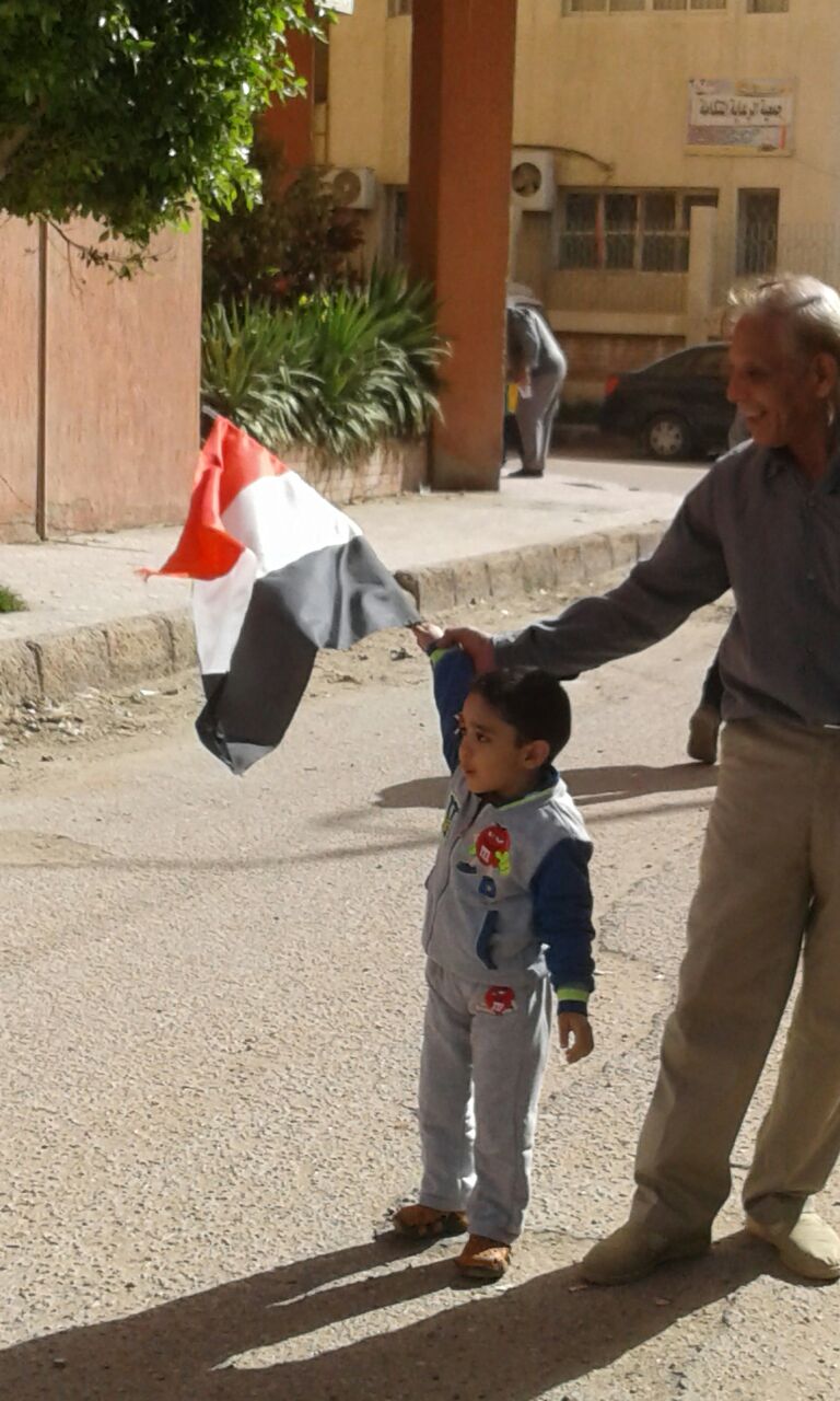 طفل يمسك علم مصر
