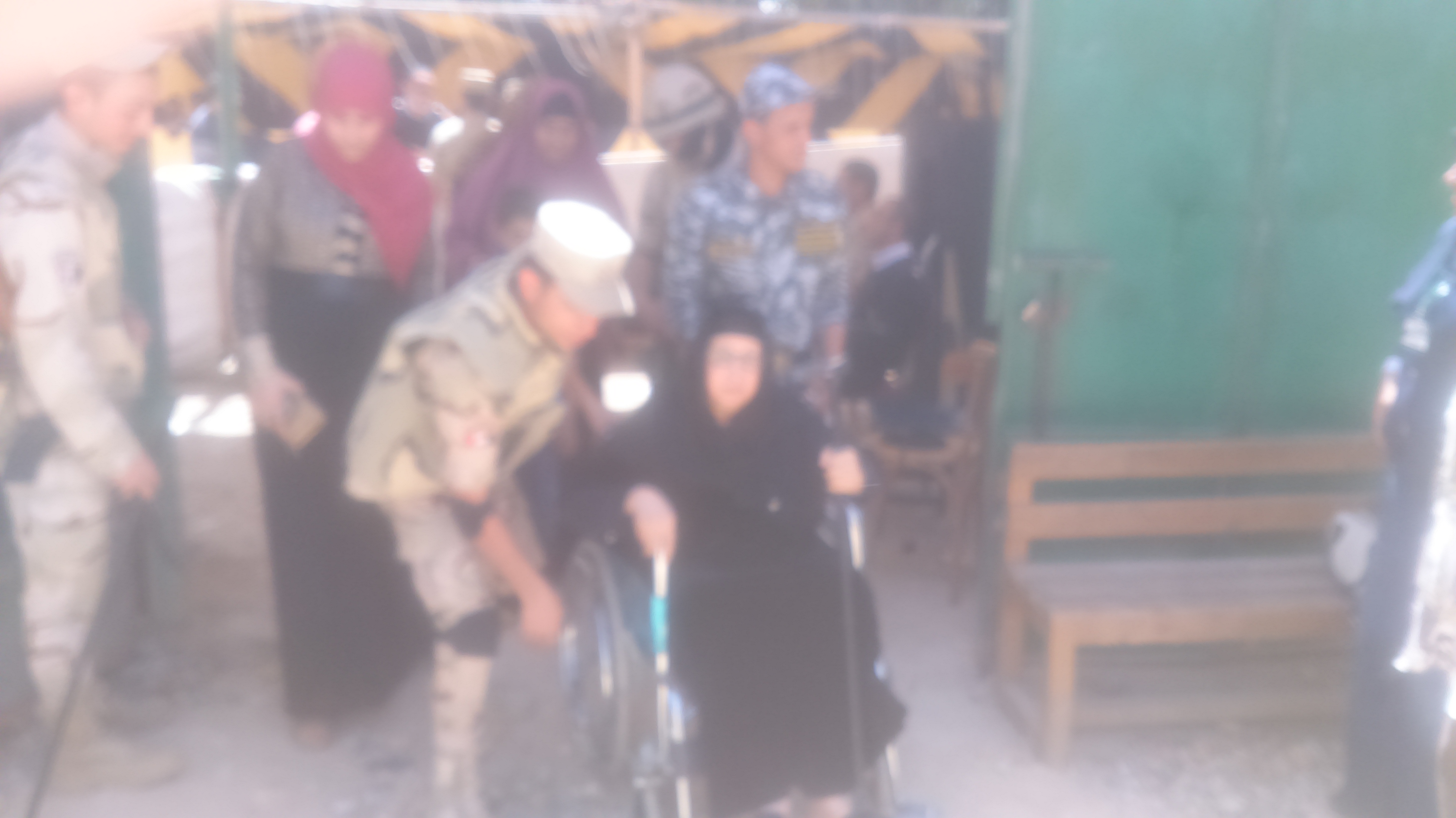 رجال الجيش يساعدون عجوز للإدلاء بصوتها فى حدائق حلوان (8)