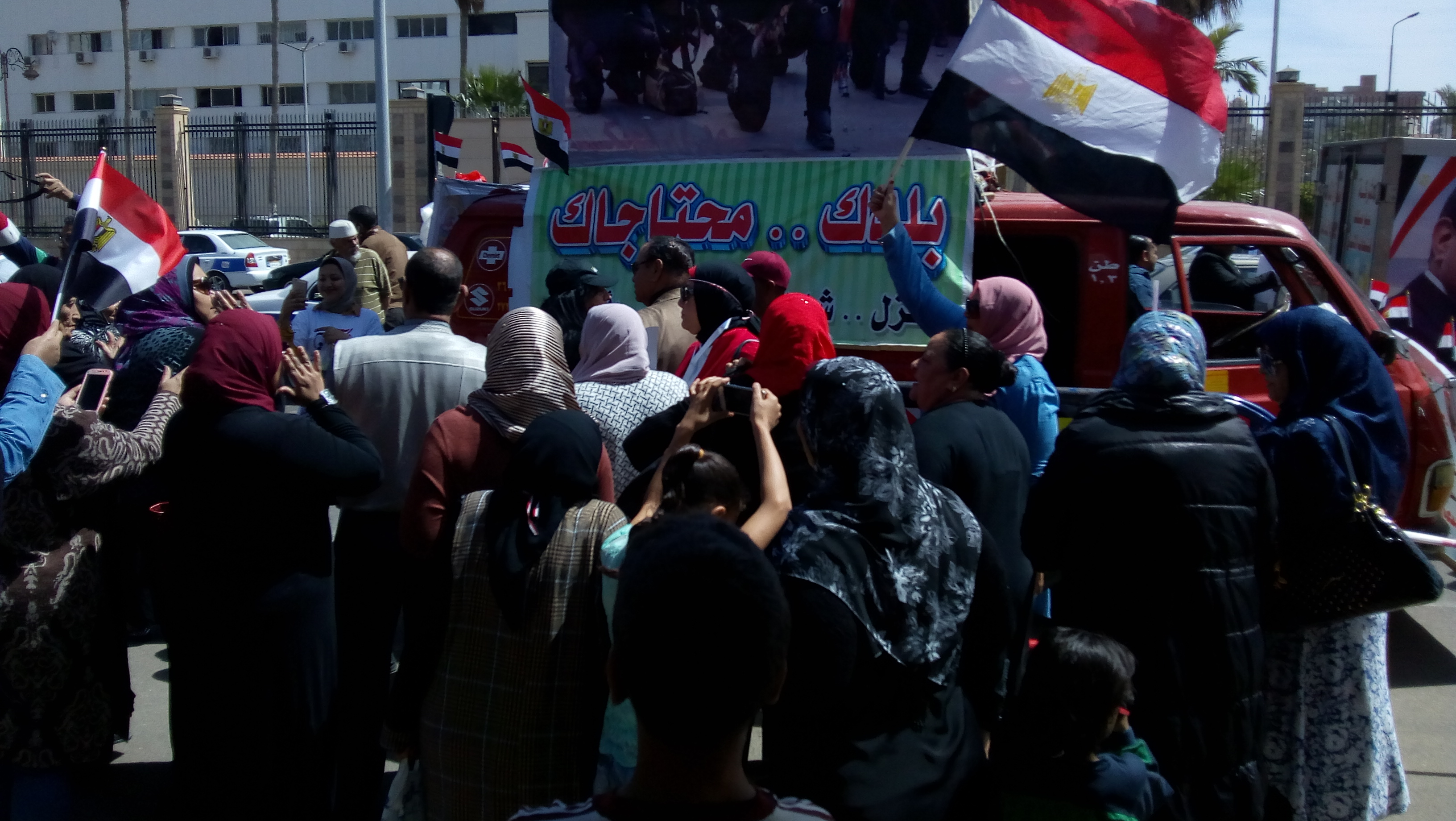 جانب من السيدات أمام اللجان الإنتخابية ببورسعيد