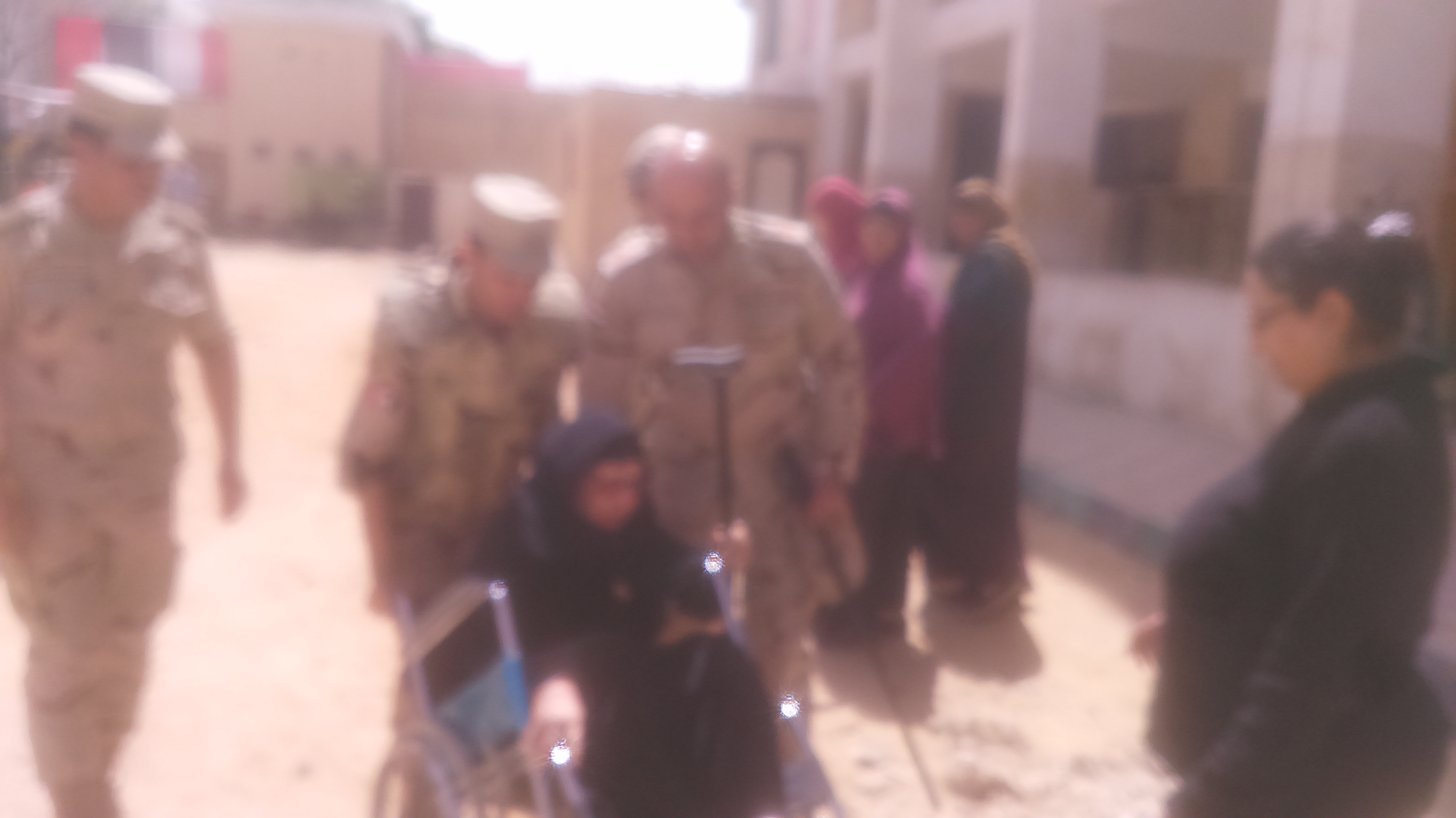 رجال الجيش يساعدون عجوز للإدلاء بصوتها فى حدائق حلوان (9)