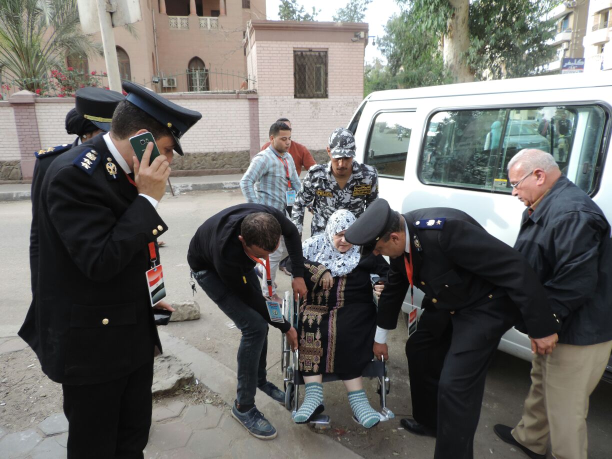كبار السن وذوي الاحتياجات الخاصة يزنوا المشهد الانتخابي في مصر (13)
