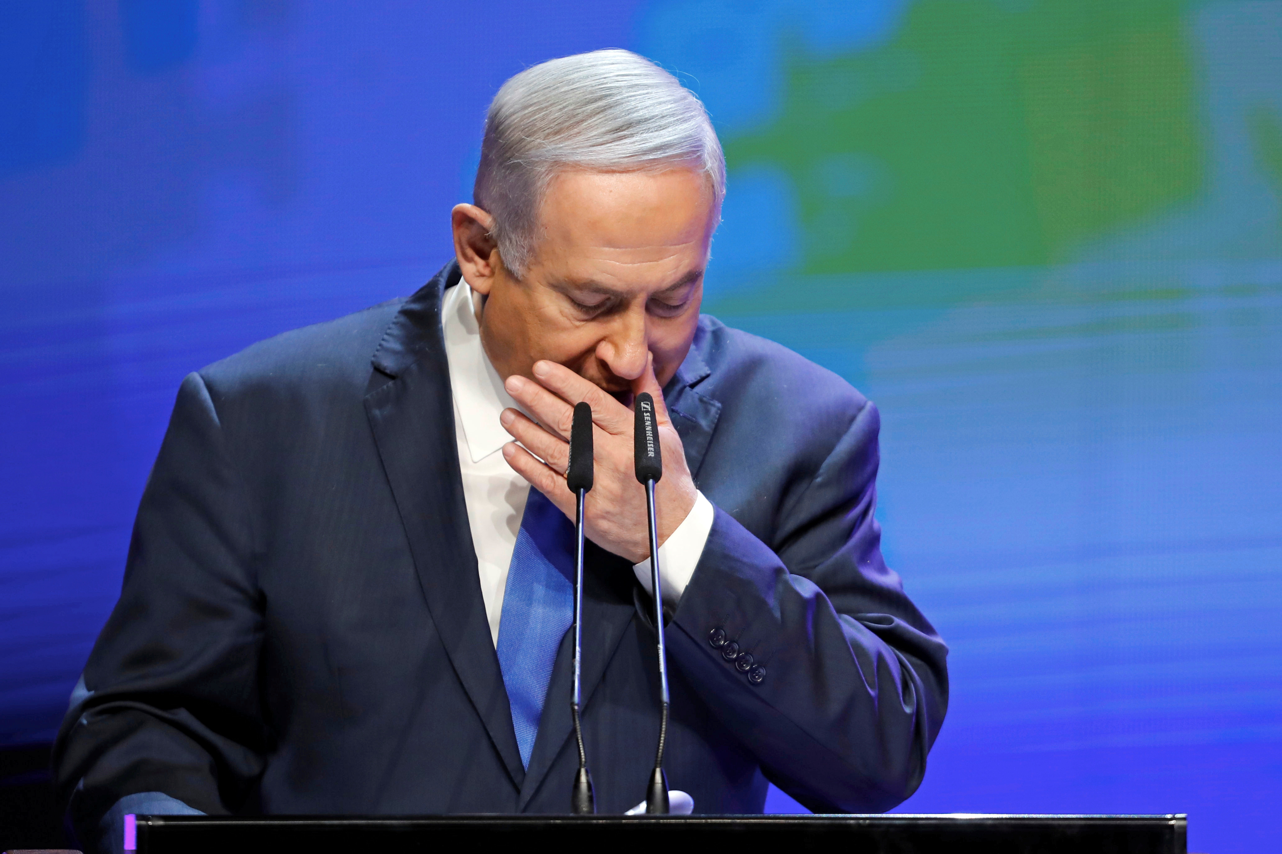 رئيس الوزراء الإسرائيلى بنيامين نتنياهو يدخل فى نوبة سعال أثناء حديثة