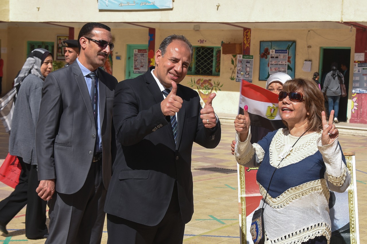 محافظ الإسكندرية يتفقد سير العملية الانتخابية (12)