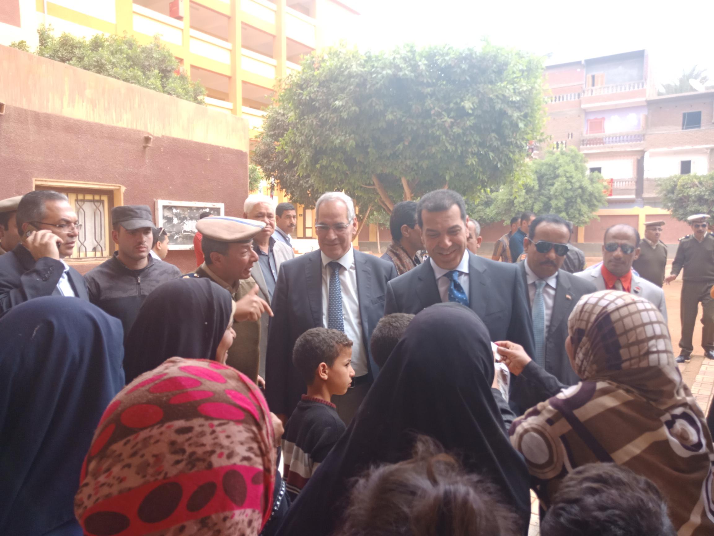 محافظ أسيوط ومدير الأمن يتفقدان لجنة مدرسة منقباد الثانوية وسط اقبالًا كبيرًا من الناخبين (2)