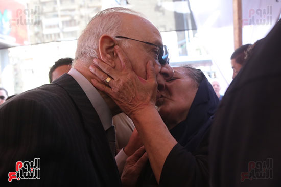 قبلة من سيدة على خد محافظ القاهرة