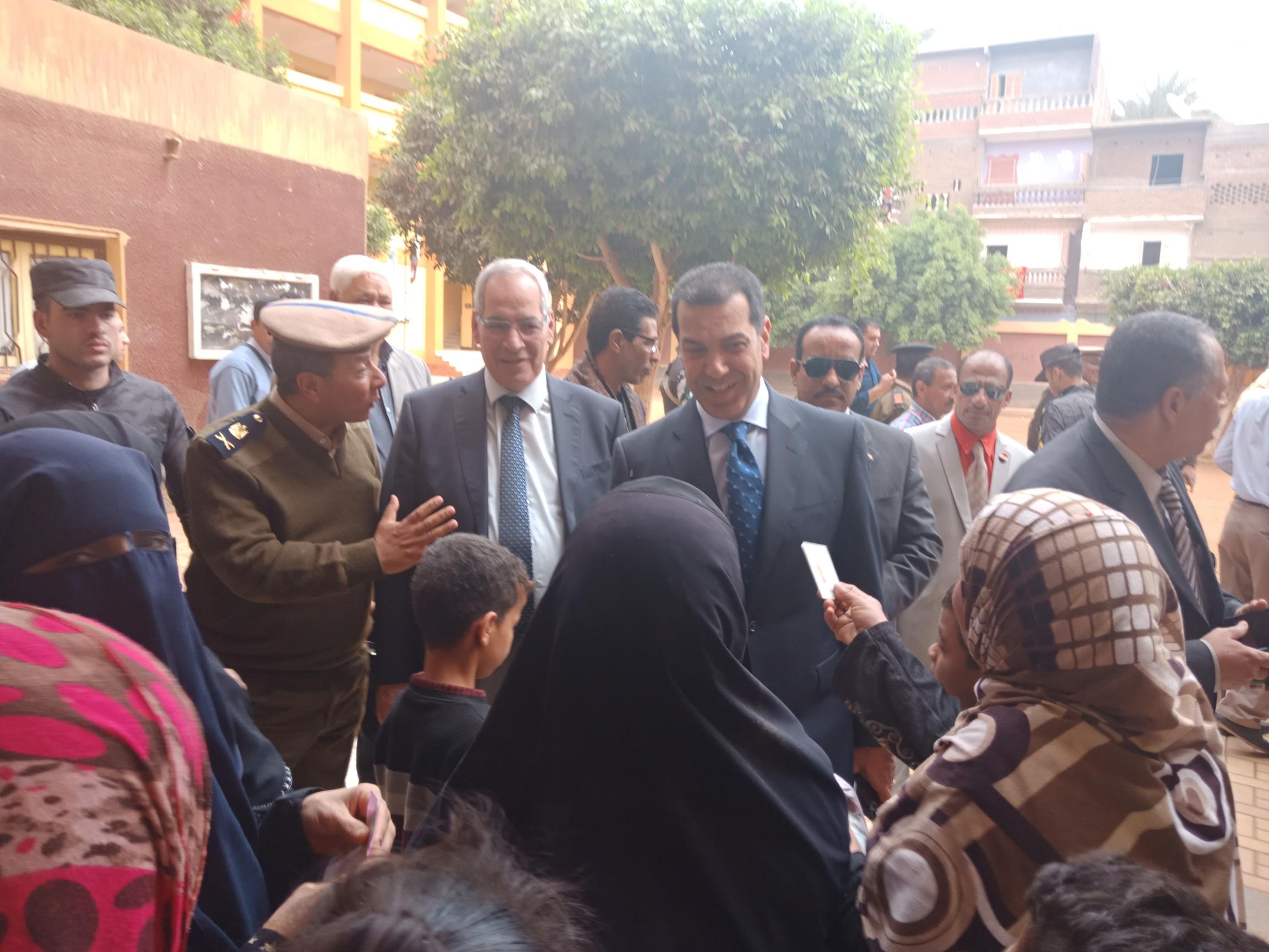 محافظ أسيوط ومدير الأمن يتفقدان لجنة مدرسة منقباد الثانوية وسط اقبالًا كبيرًا من الناخبين (1)