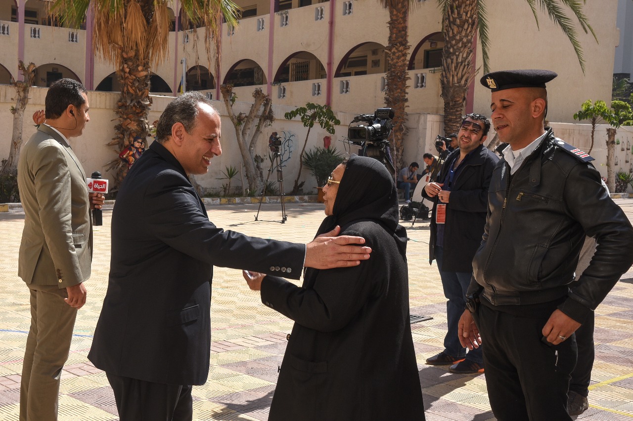محافظ الإسكندرية يتفقد سير العملية الانتخابية (9)