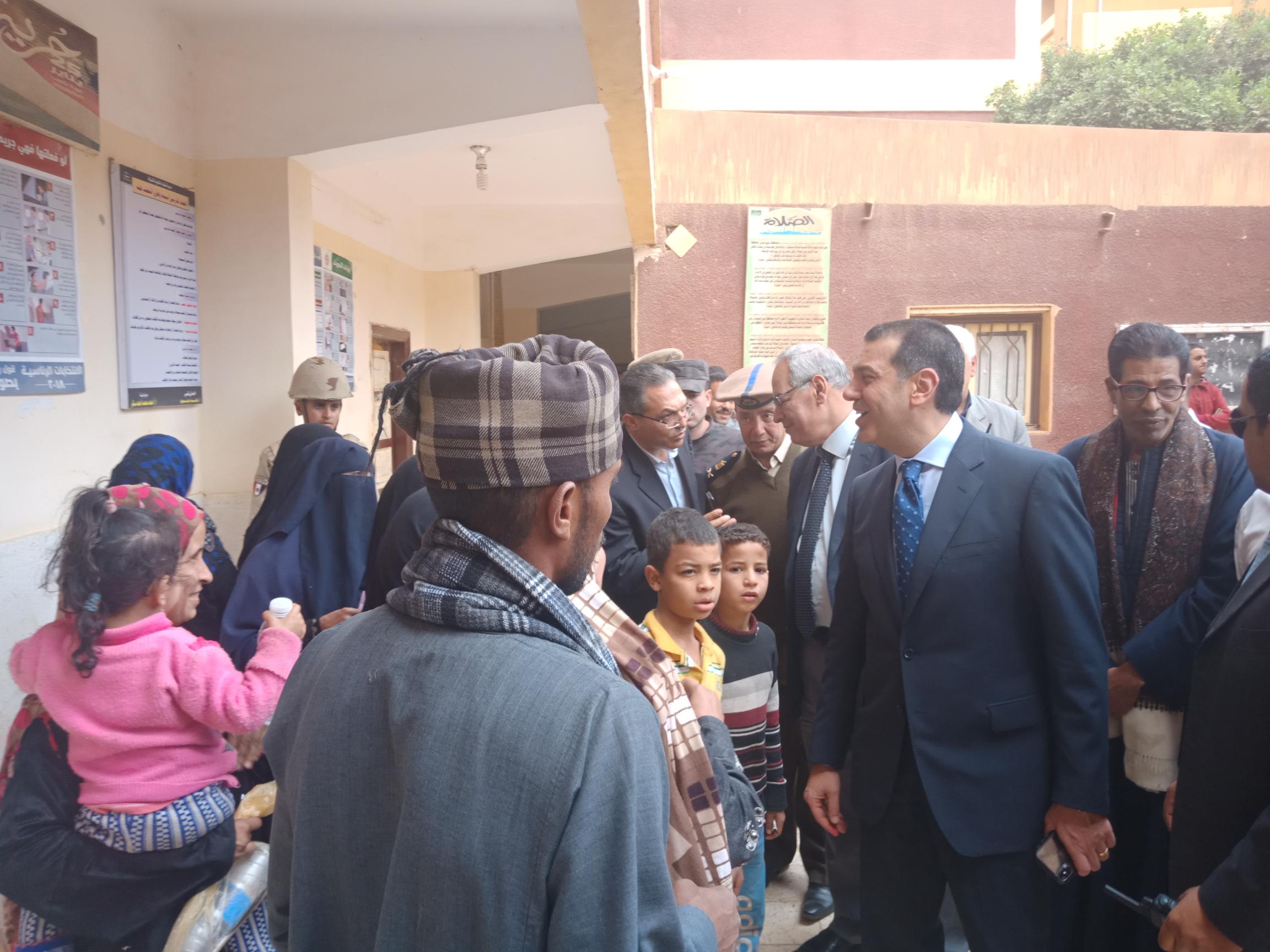 محافظ أسيوط ومدير الأمن يتفقدان لجنة مدرسة منقباد الثانوية وسط اقبالًا كبيرًا من الناخبين (3)