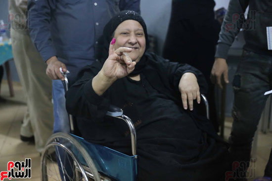 قوات تأمين اللجان تحمل مسنتين للإدلاء بأصواتهما فى القاهرة (3)