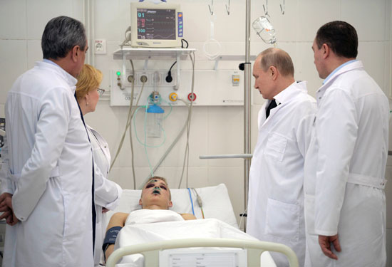 بوتين برفقة الأطباء المشرفين على علاج مصابى الحريق بمركز تجارى