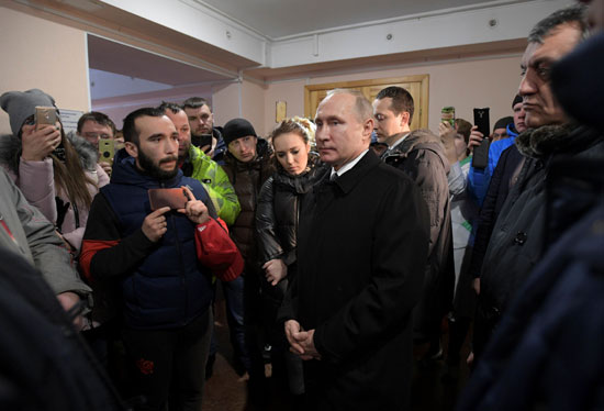 بوتين يستمع إلى أسر ضحايا الحريق بمركز تجارى