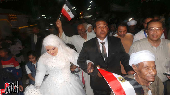 عروسان من أسوان يشاركان فى الانتخابات يوم زفافهما