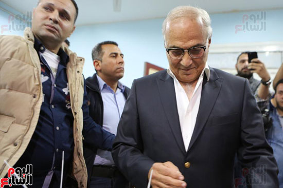أحمد شفيق يدلى بصوته بانتخابات الرئاسة (4)