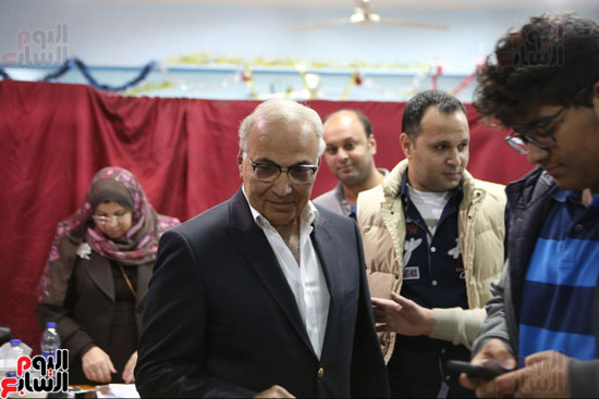 أحمد شفيق يدلى بصوته بانتخابات الرئاسة (2)