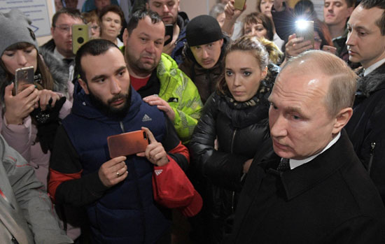 بوتين يلتقى أسر ضحايا الحريق بمركز تجارى