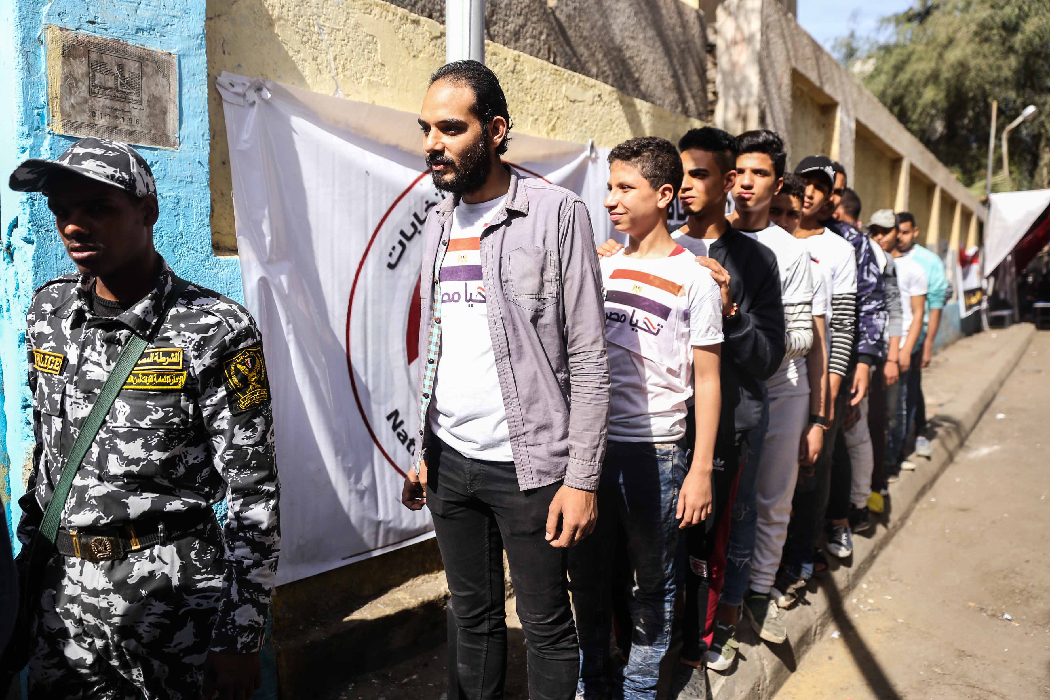 طابور للشباب أمام لجنة فرعية للانتخابات