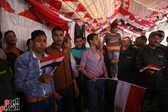 أعلام مصر فى يد الشباب المحتفلين بالانتخابات