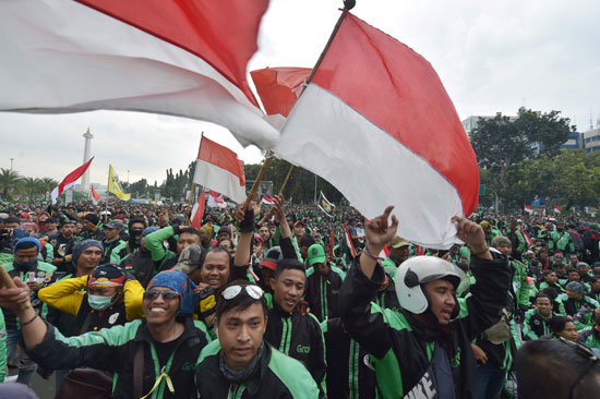 الأعلام الإندونسية خلال التظاهرات 