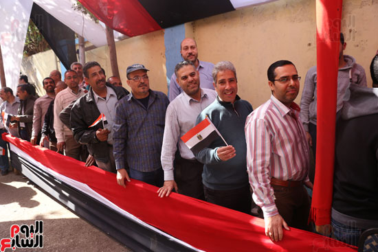 أعلام مصر تزين طوابير الانتخابات