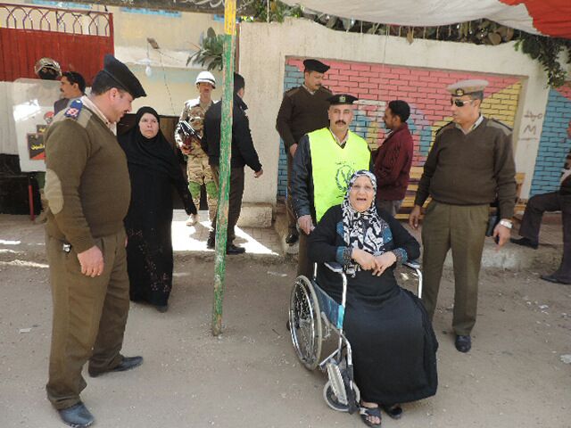 نقل الشرطة كبار السن والمرضى لمقار لجانهم  (6)