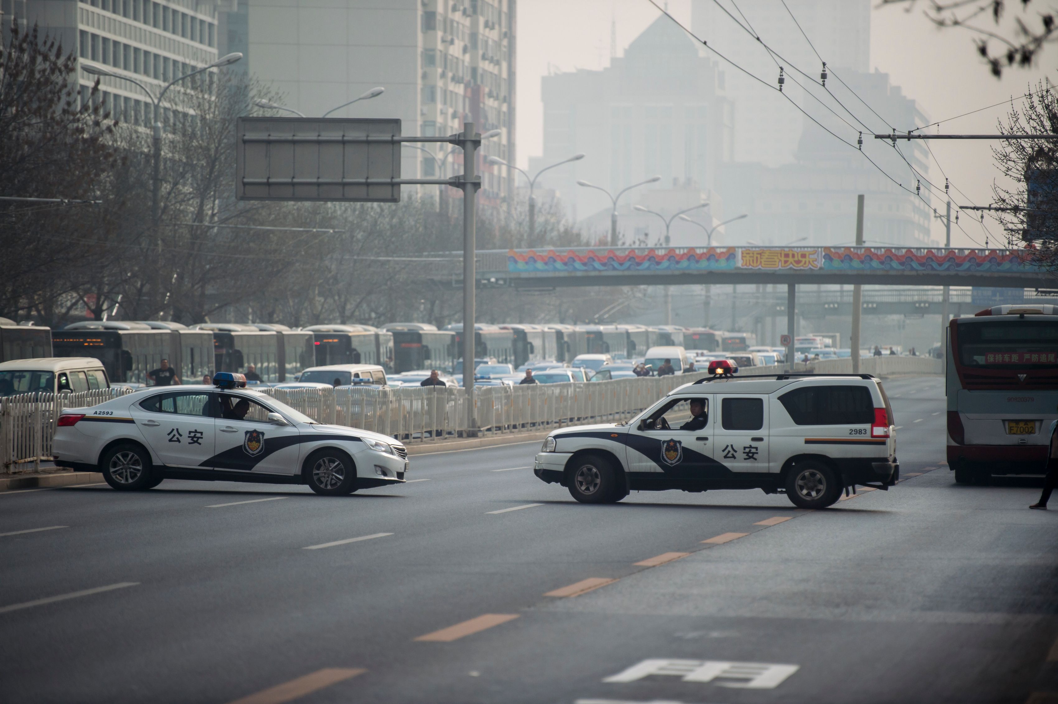 الشرطة الصينية تغلق الشوارع لمرور الموكب الكورى الشمالى