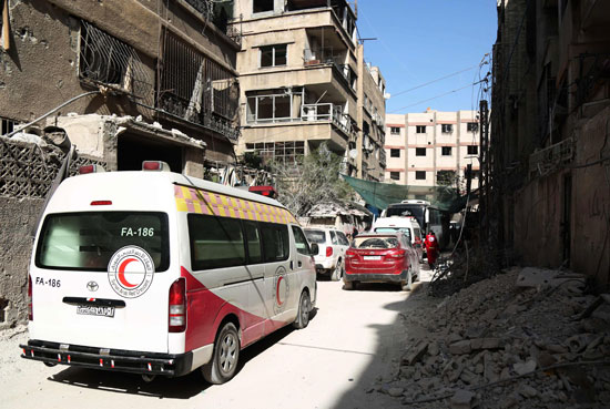 سيارة إسعاف تنقل المصابين من الغوطة الشرقية