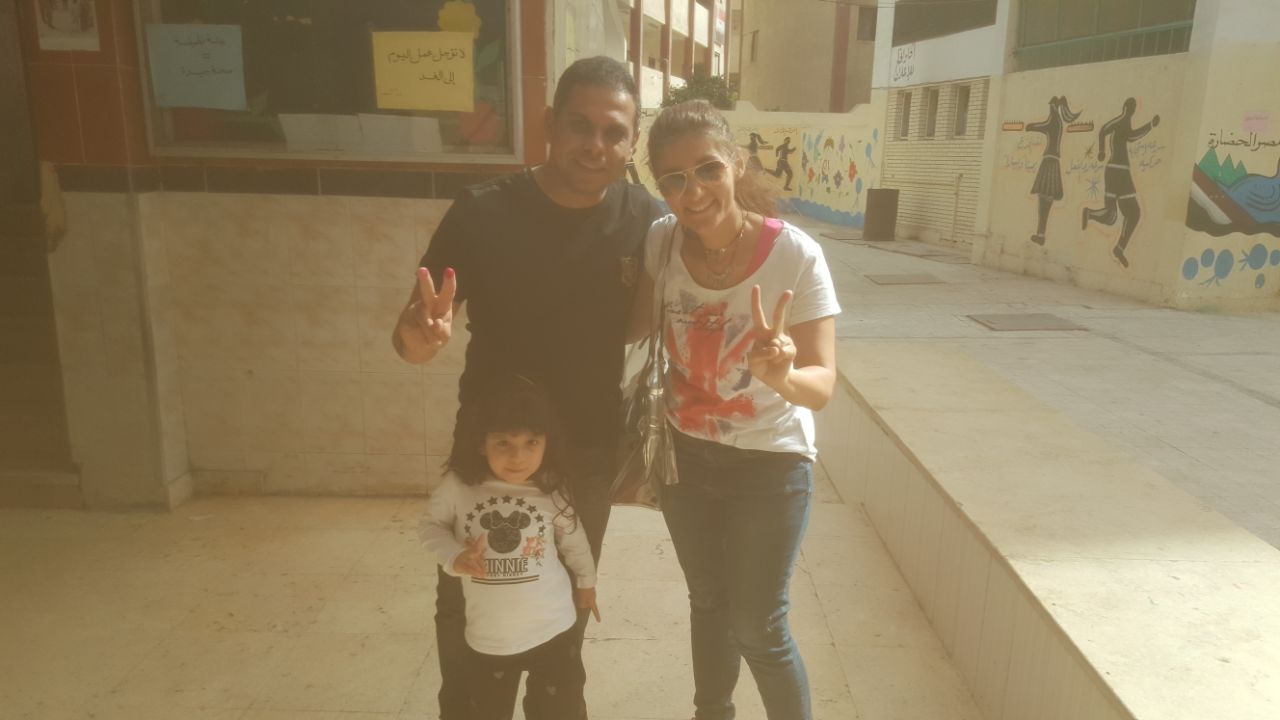 كريم شحاتة وزوجته وابنته