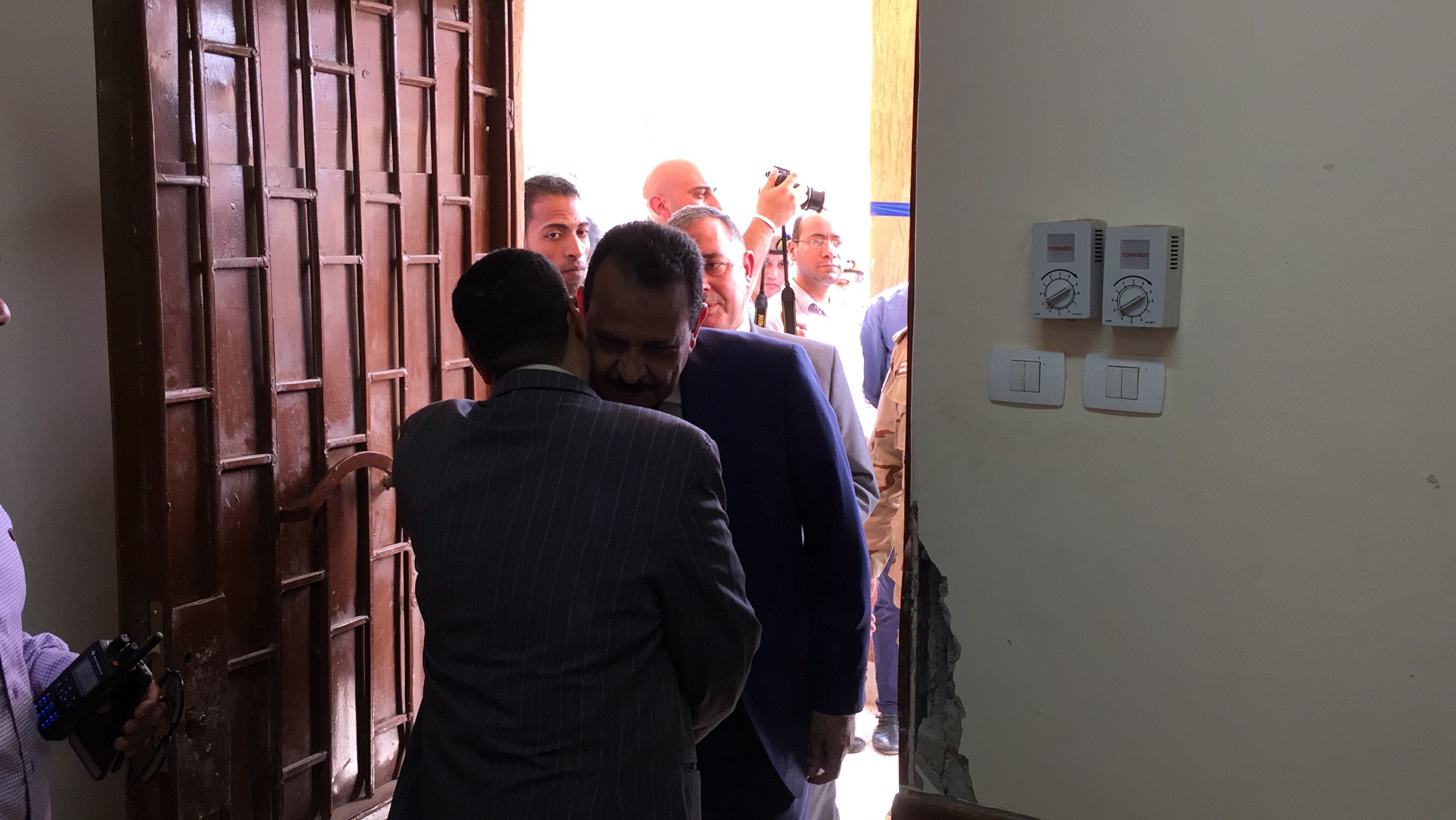 مساعد أول وزير الداخلية ومدير أمن سوهاج يتفقد اللجان الانتخابية  (15)