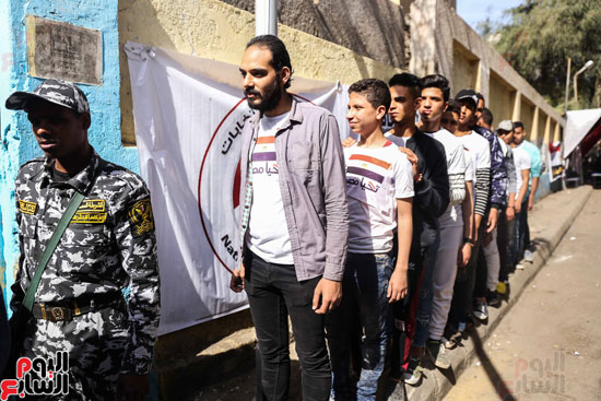 طابور للشباب أمام لجنة فرعية للانتخابات