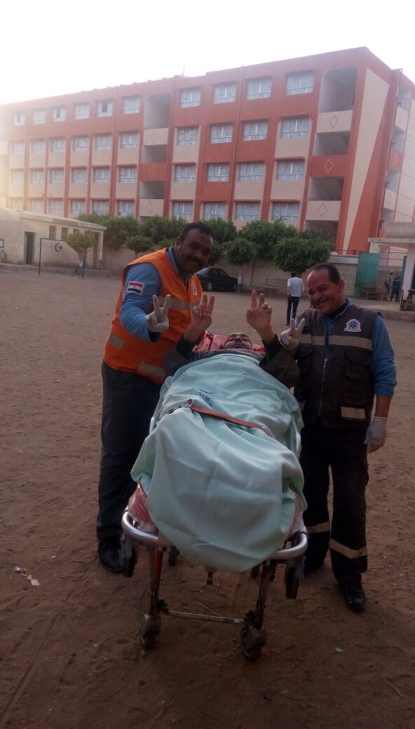 صور إسعاف الشرقية نقل 4 حالات مرضي من المستشفيات للجان الإنتخابية بناء علي رغبتهم (1)