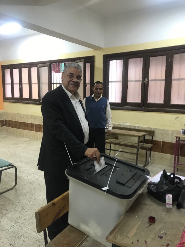 النائب محمود الصعيدى يدلى بصوته فى الانتخابات الرئاسية  (3)