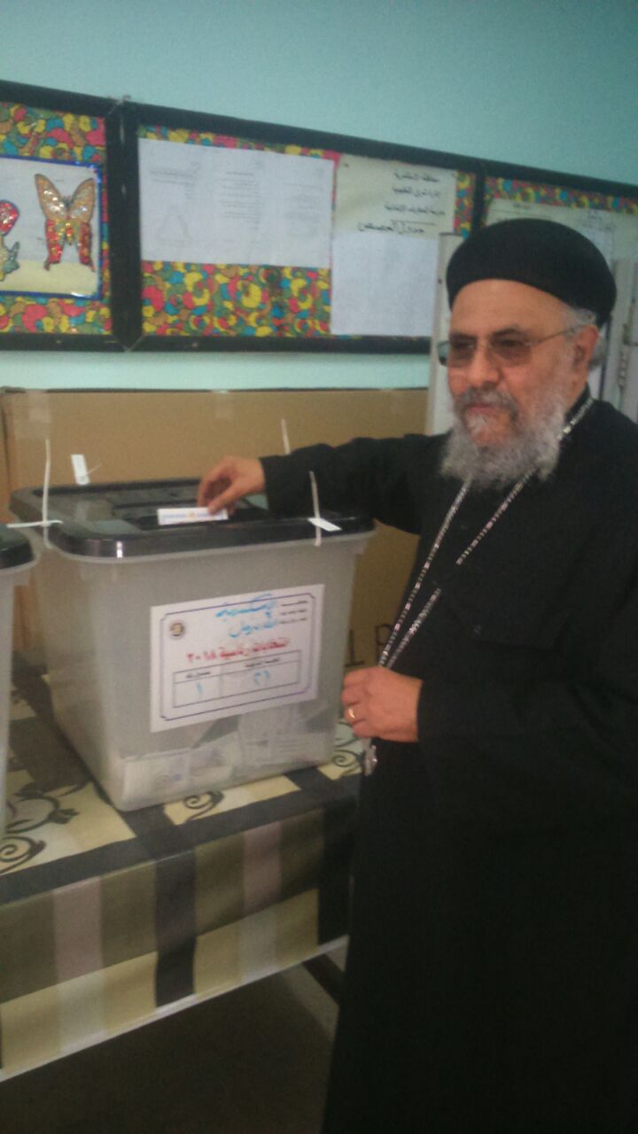 وكيل بطريركية الأقباط يدلى بصوته فى انتخابات الرئاسة (1)