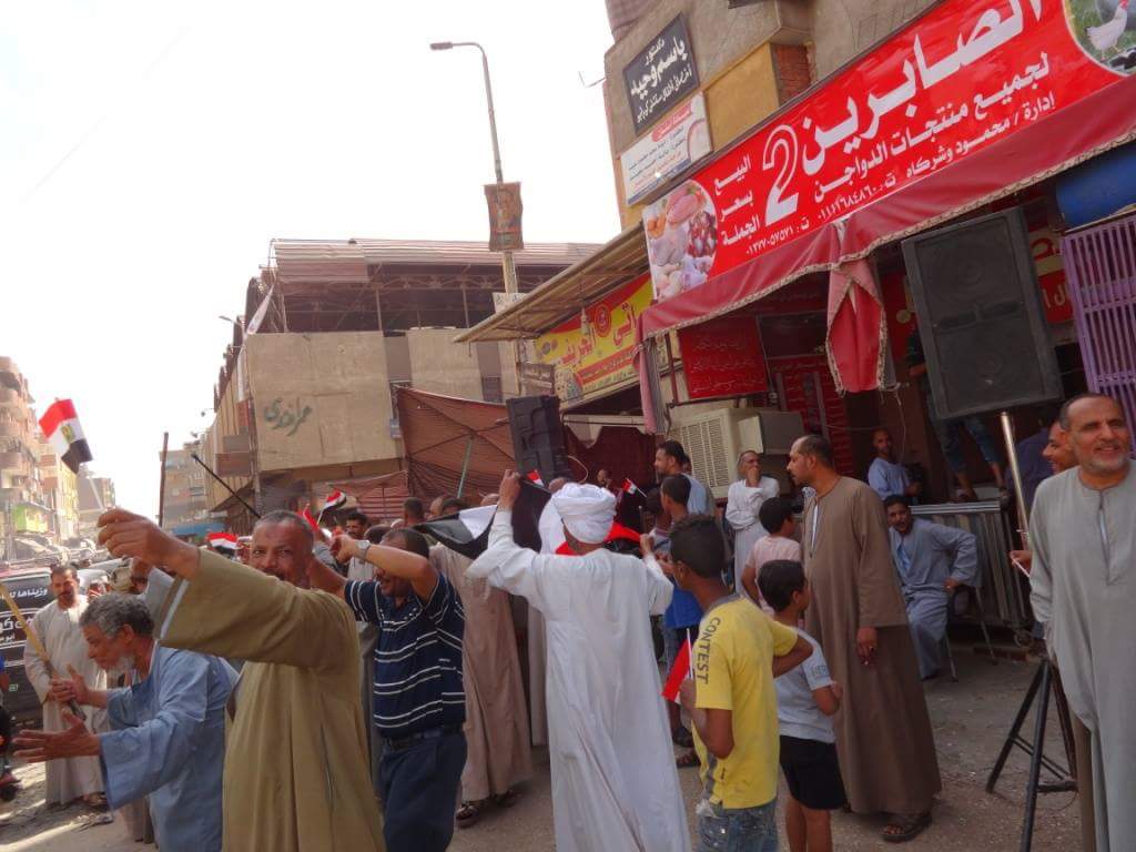  ناخبون يرقصون بأعلام مصر  (1)
