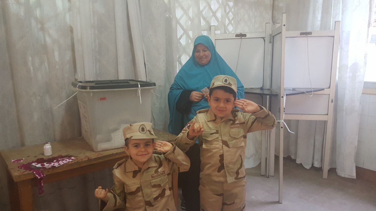 أطفال يشاركون ذويهم فى الانتخابات بالزى العسكرى  (3)
